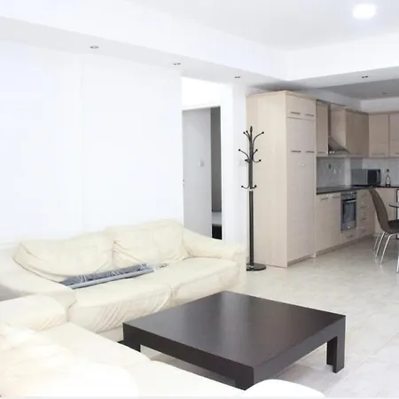 Lovely 2 Bedroom Ground Floor 아파트 파라림니
