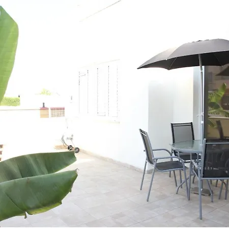 Lovely 2 Bedroom Ground Floor דירה *