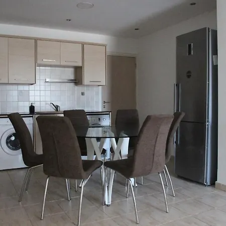 Lovely 2 Bedroom Ground Floor 파라림니